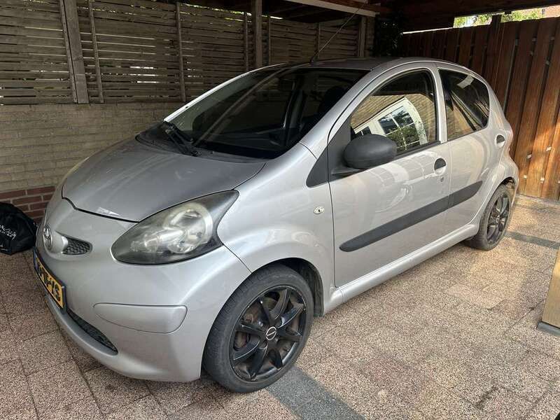 Grijs Gebruikt 2006 Toyota Aygo Hatchback | € 1.100 (Goede deal) - Afbeelding 1/4