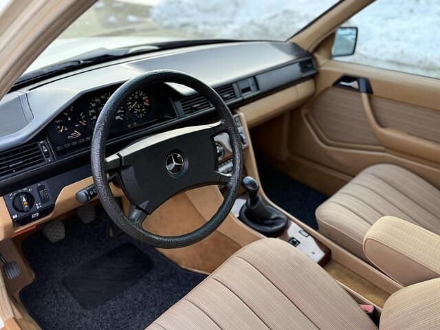 Occasion Mercedes E230 136 PK (100 kW) 1986 Geel Sedan