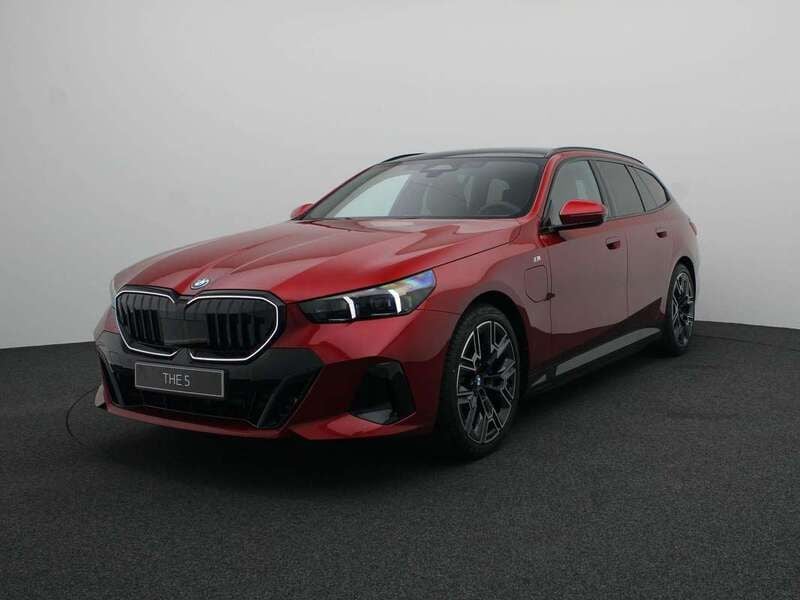 Rood Nieuw 2025 BMW 530e Comfort Edition Stationwagen | € 88.995 (Eerlijke prijs) - Afbeelding 1/4