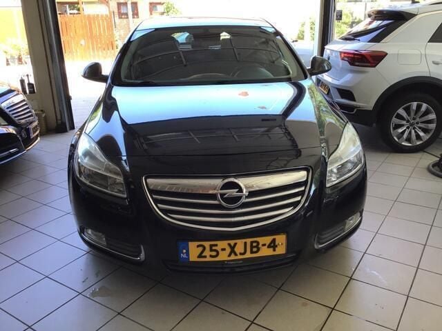 Zwart, metallic lak Gebruikt 2012 Opel Insignia Hatchback | € 4.200 (Goede deal) - Afbeelding 1/4