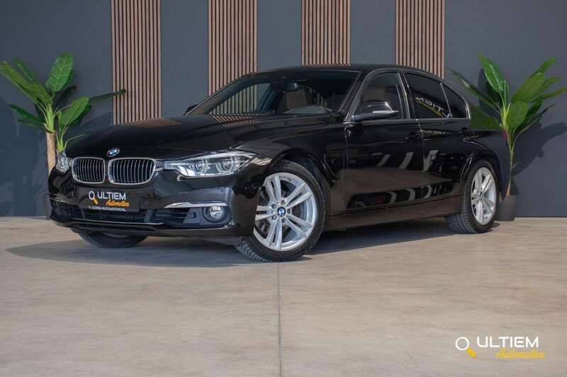 Zwart, metallic lak Gebruikt 2016 BMW 330e Executive Sedan | € 18.990 (Eerlijke prijs) - Afbeelding 1/4