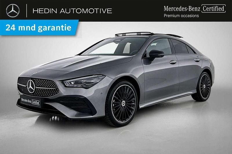 Grijs, metallic lak Gebruikt 2025 Mercedes CLA250e AMG line Sedan | € 49.900 (Iets duurder) - Afbeelding 1/3