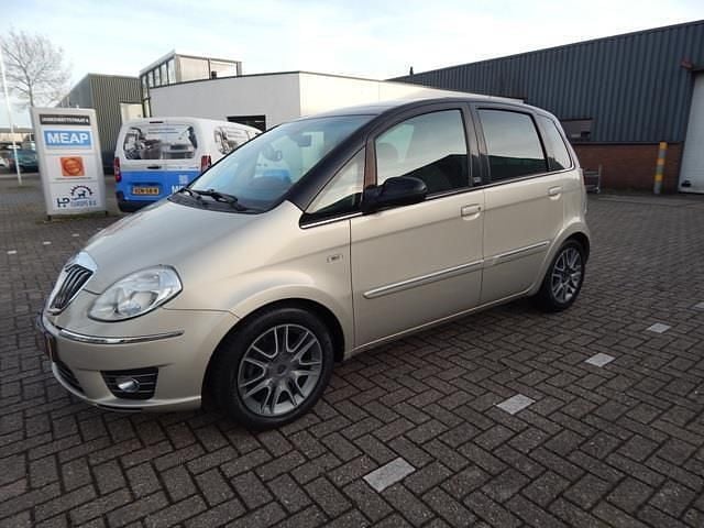 Grijs (metallic) Occasion 2010 Lancia Musa S MPV | € 1.995 (Super prijs) - Afbeelding 1/4