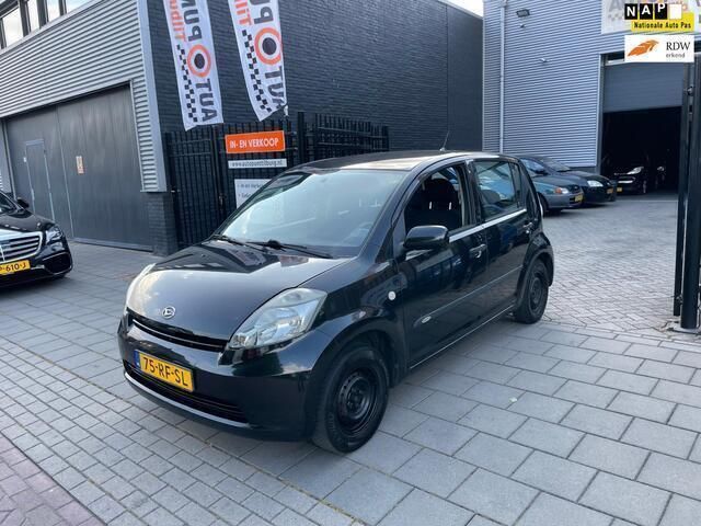 Zwart, metallic lak Gebruikt 2005 Daihatsu Sirion Hatchback | € 999 - Afbeelding 1/4