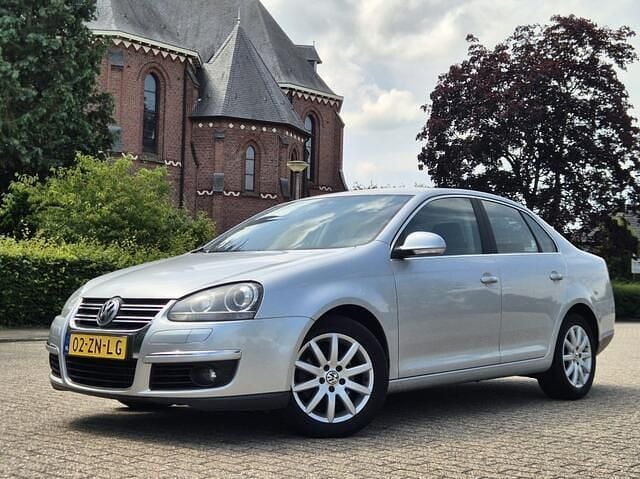 Grijs Gebruikt 2008 VW Jetta Comfortline Sedan | € 2.499 (Eerlijke prijs) - Afbeelding 1/4