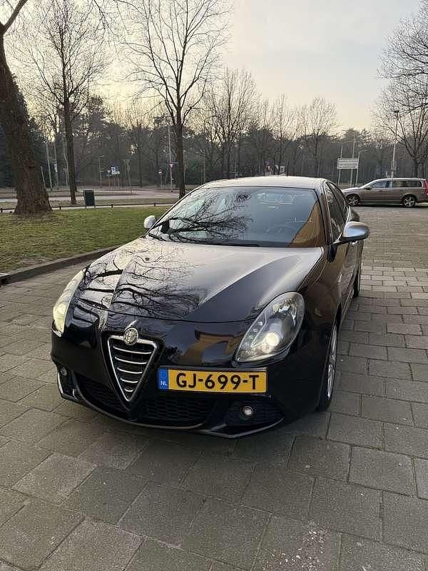 Zwart Occasion 2010 Alfa Romeo Giulietta Distinctive MPV | € 6.200 (Eerlijke prijs) - Afbeelding 1/4