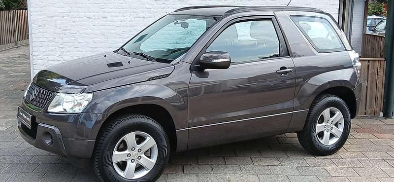 Grijs, metallic lak Gebruikt 2012 Suzuki Grand Vitara Exclusive SUV | € 15.949 - Afbeelding 1/4