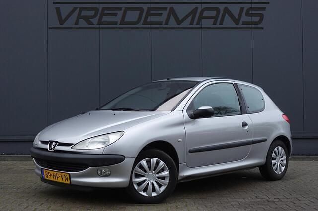 Grijs Gebruikt 2001 Peugeot 206 Hatchback | € 1.950 (Eerlijke prijs) - Afbeelding 1/4