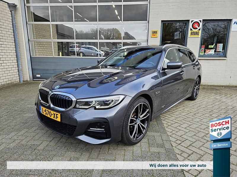 Grijs Gebruikt 2021 BMW 320 M Sport Stationwagen | € 29.950 (Iets duurder) - Afbeelding 1/4