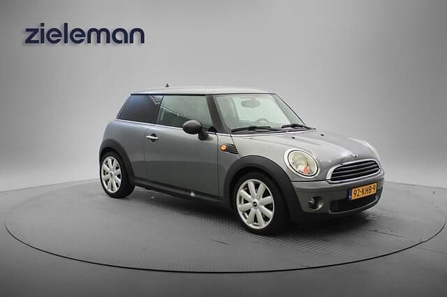 Grijs (metallic) Gebruikt 2009 Mini Cooper Business Hatchback | € 3.645 (Iets duurder) - Afbeelding 1/4