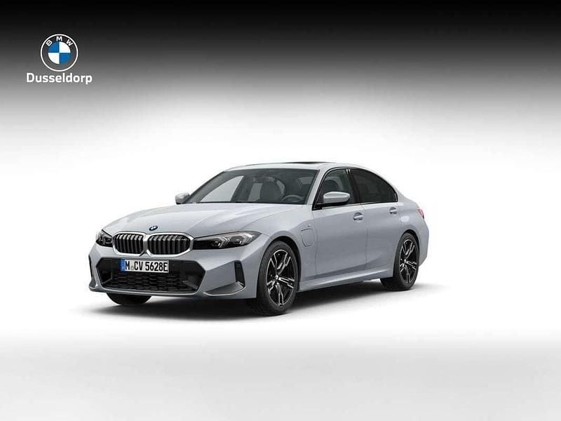 Grijs, metallic lak Nieuw 2025 BMW 330e Comfort Edition Sedan | € 66.273 (Super prijs) - Afbeelding 1/4