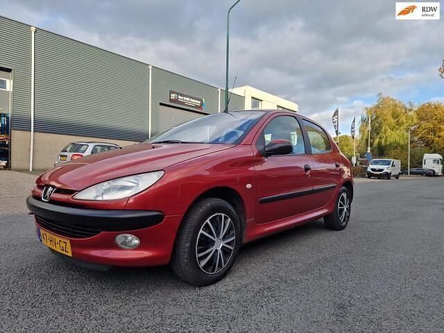 Rood Gebruikt 2002 Peugeot 206 Hatchback | € 2.250 (Eerlijke prijs) - Afbeelding 1/4