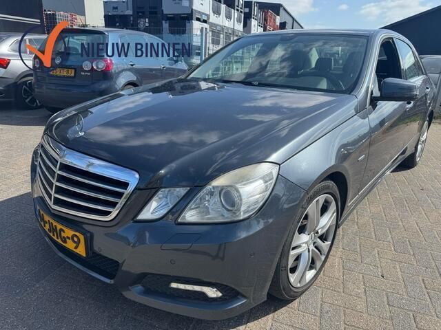 Grijs Gebruikt 2009 Mercedes E220 Avantgarde Sedan | € 5.999 (Eerlijke prijs) - Afbeelding 1/4