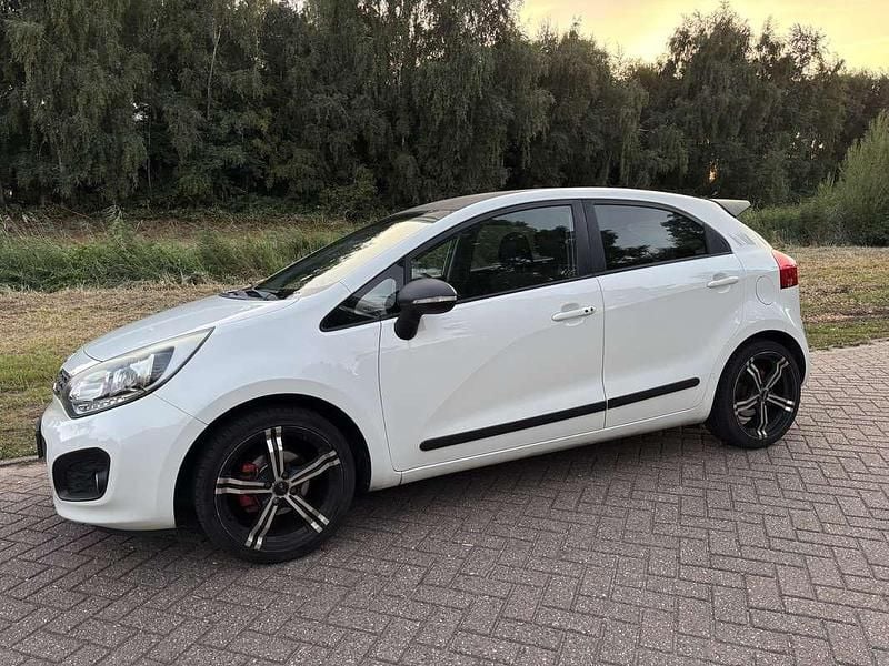 Wit Gebruikt 2011 Kia Rio Hatchback | € 5.295 (Eerlijke prijs) - Afbeelding 1/4