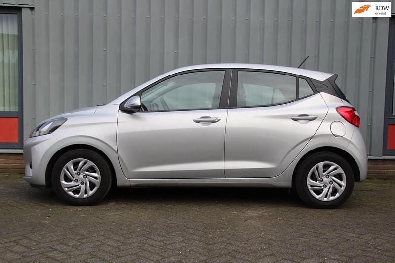Grijs (metallic) Occasion 2023 Hyundai i10 Comfort Hatchback | € 12.995 (Goede deal) - Afbeelding 1/4
