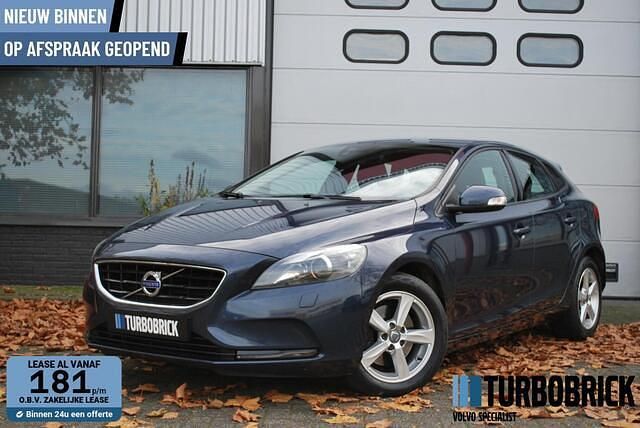 Blauw (metallic) Gebruikt 2015 Volvo V40 Kinetic Hatchback | € 10.995 (Eerlijke prijs) - Afbeelding 1/4