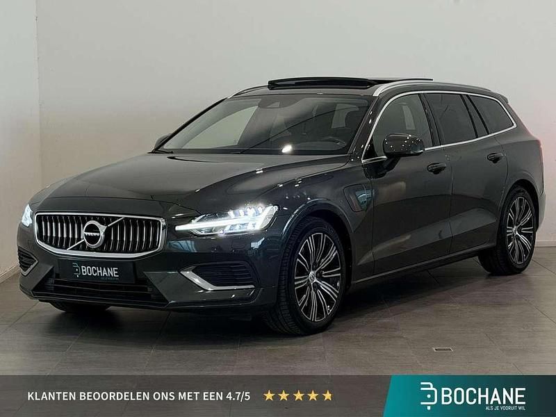 Pine grey metallic (724) (grijs metallic) Gebruikt 2021 Volvo V60 Inscription Stationwagen | € 33.800 (Eerlijke prijs) - Afbeelding 1/4