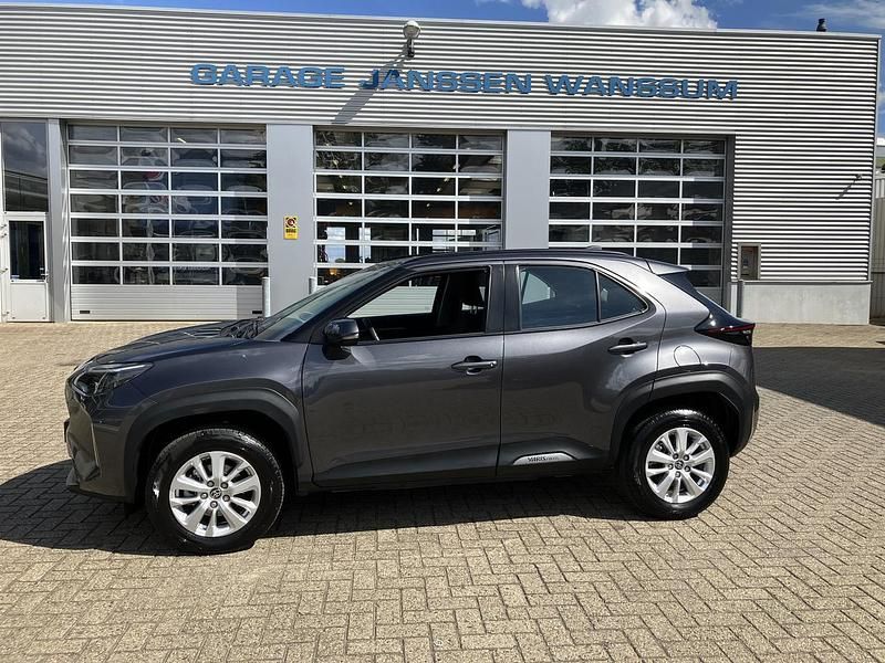 Grijs Gebruikt 2024 Toyota Yaris Hybrid Active MPV | € 28.950 (Duur) - Afbeelding 1/4