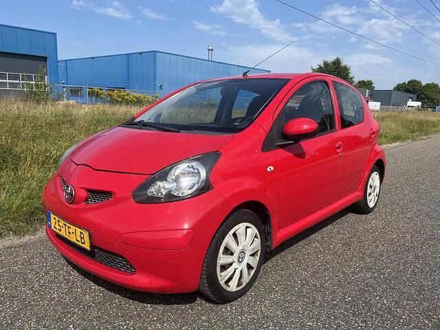 Rood Gebruikt 2006 Toyota Aygo Hatchback | € 1.499 (Eerlijke prijs) - Afbeelding 1/4