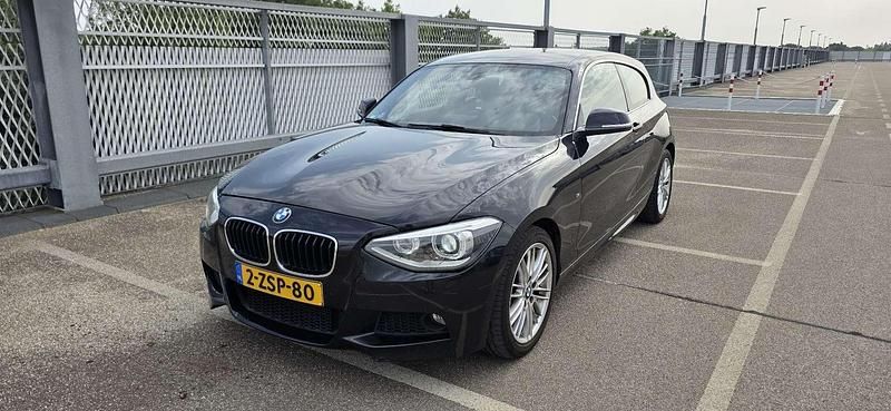 Zwart Gebruikt 2015 BMW 116 Sport Line Hatchback | € 7.950 (Super prijs) - Afbeelding 1/4
