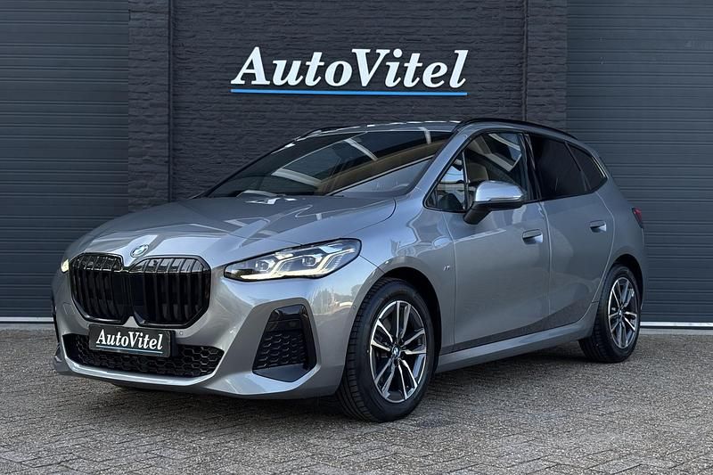 Grijs Gebruikt 2024 BMW 218 Comfort Edition Stationwagen | € 37.745 - Afbeelding 1/4