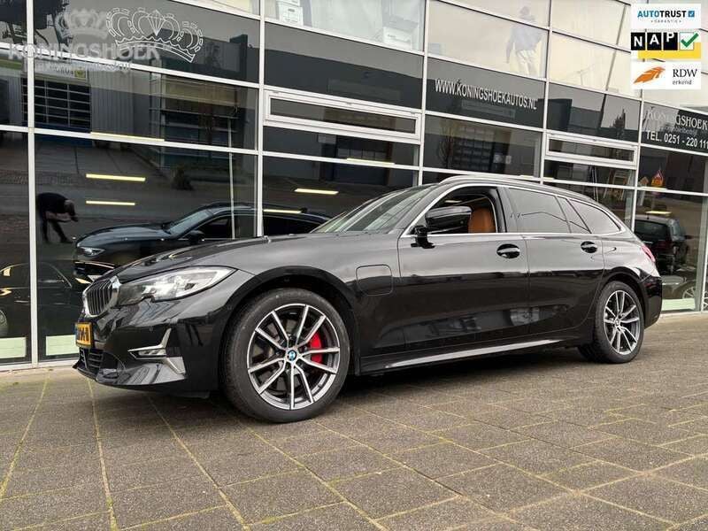 Zwart, metallic lak Gebruikt 2021 BMW 330e Executive Stationwagen | € 26.950 (Goede deal) - Afbeelding 1/4