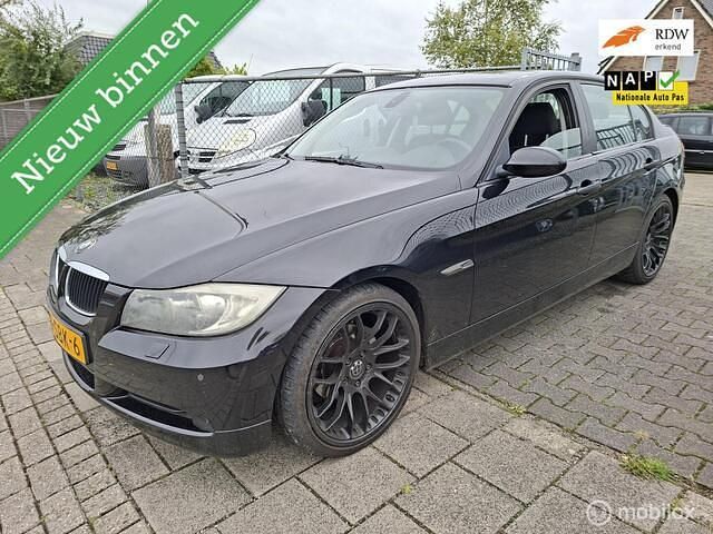 Zwart Gebruikt 2006 BMW 320 Sedan | € 3.499 (Eerlijke prijs) - Afbeelding 1/4