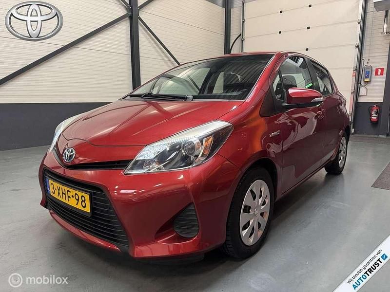 Rood (metallic) Gebruikt 2014 Toyota Yaris Hybrid Hatchback | € 11.650 (Eerlijke prijs) - Afbeelding 1/4