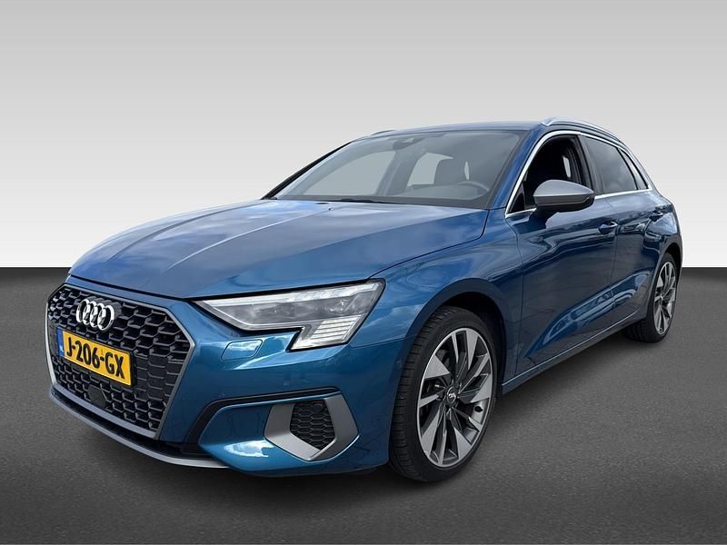 Blauw Gebruikt 2020 Audi A3 Sportback e-tron Edition .1 Hatchback | € 21.990 - Afbeelding 1/4