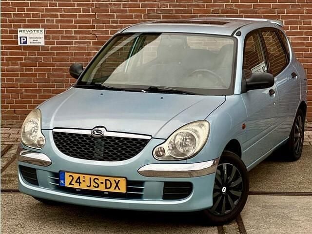Occasion Daihatsu Sirion 59 PK (43 kW) 2002 Blauw, metallic lak Hatchback