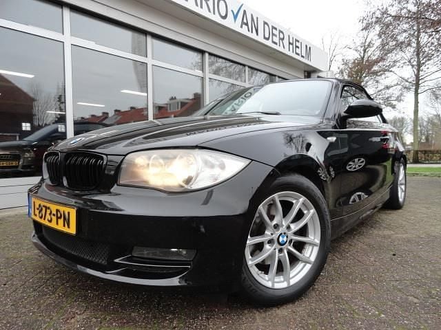 Zwart (metallic) Gebruikt 2008 BMW 118 Cabriolet Cabriolet | € 6.450 (Eerlijke prijs) - Afbeelding 1/4