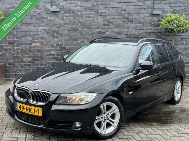 Zwart Occasion 2009 BMW 318 Executive Stationwagen | € 3.995 (Iets duurder) - Afbeelding 1/4