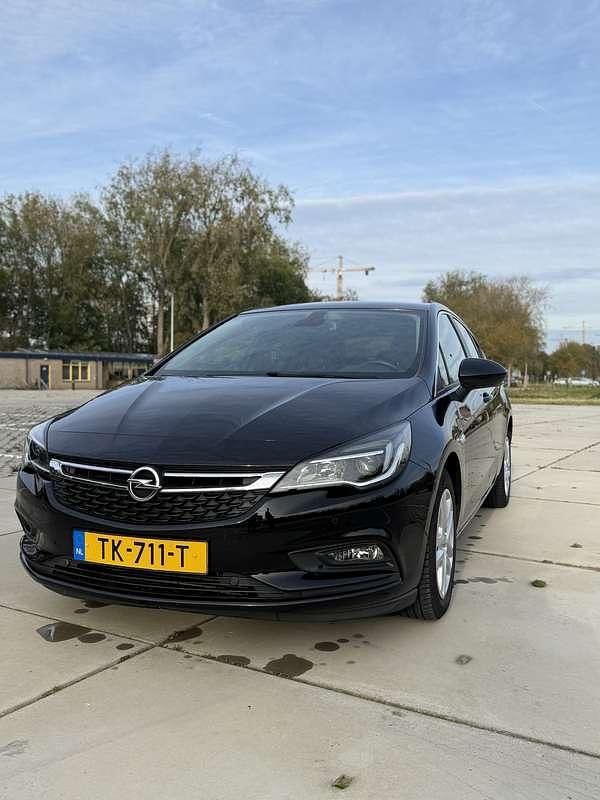 Zwart Gebruikt 2018 Opel Astra Edition Hatchback | € 10.950 (Eerlijke prijs) - Afbeelding 1/4