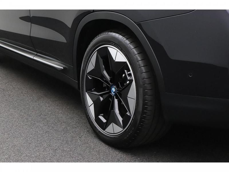 M carbonschwarz metallic (zwart metallic) Gebruikt 2021 BMW iX3 Comfort Edition SUV | € 37.880 (Eerlijke prijs) - Afbeelding 1/1