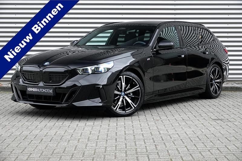 Zwart Gebruikt 2024 BMW 530e M Sport Stationwagen | € 64.900 - Afbeelding 1/4
