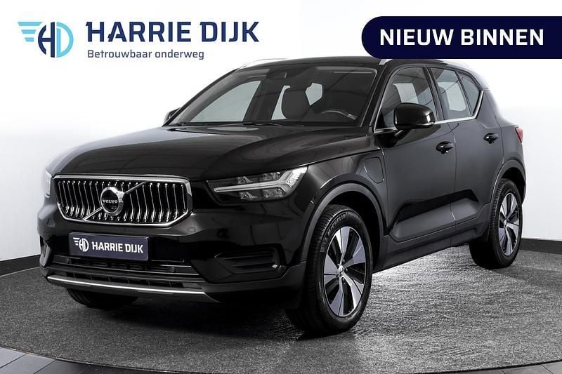 Zwart Gebruikt 2022 Volvo XC40 Inscription SUV | € 33.495 (Super prijs) - Afbeelding 1/4