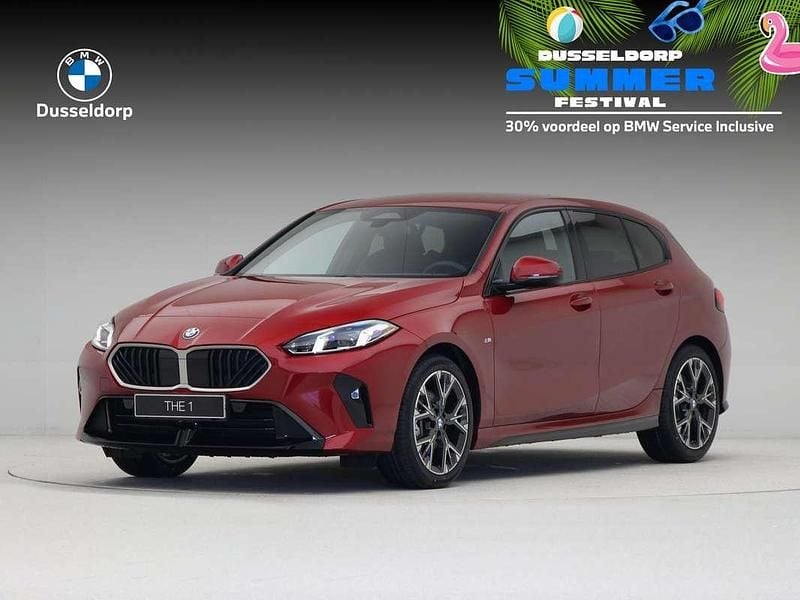 Rood Nieuw 2025 BMW 120 Comfort Edition Hatchback | € 49.644 (Goede deal) - Afbeelding 1/4