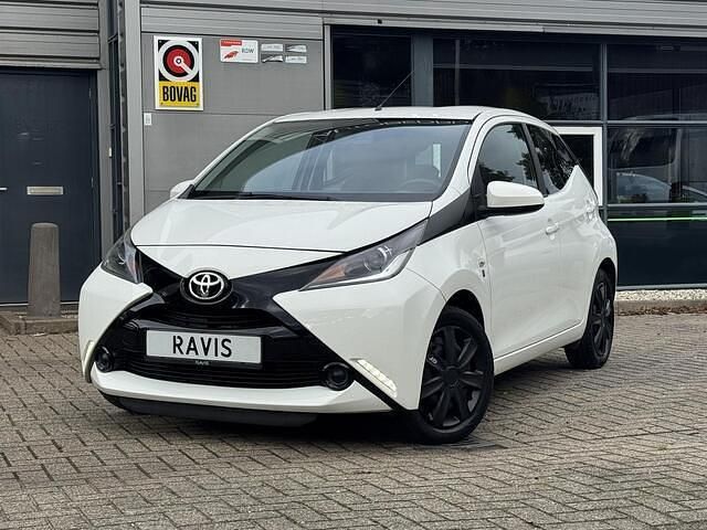 Wit Gebruikt 2016 Toyota Aygo X-play Hatchback | € 7.950 (Eerlijke prijs) - Afbeelding 1/4