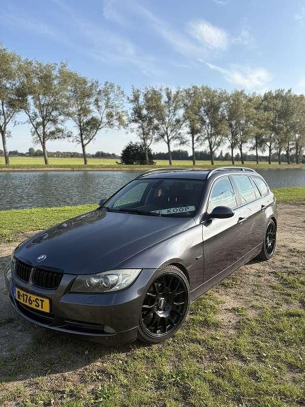 Grijs Gebruikt 2006 BMW 325 Executive Stationwagen | € 3.125 (Super prijs) - Afbeelding 1/4