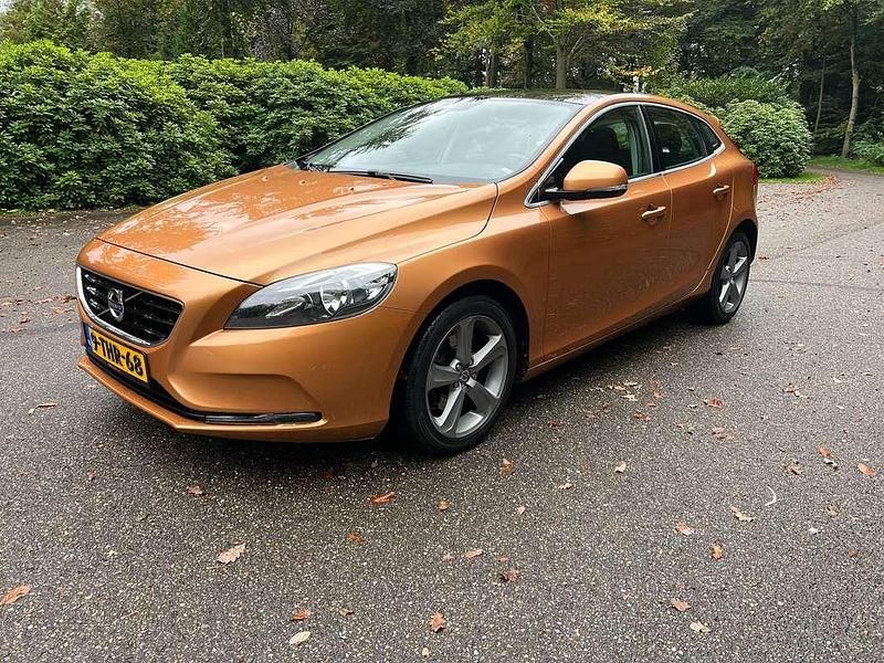 Goud, metallic lak Gebruikt 2014 Volvo V40 Summum Stationwagen | € 9.666 (Super prijs) - Afbeelding 1/4