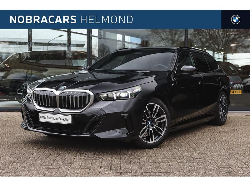 Zwart Occasion 2024 BMW 530e M Sport Stationwagen | € 59.450 (Eerlijke prijs) - Afbeelding 1/4