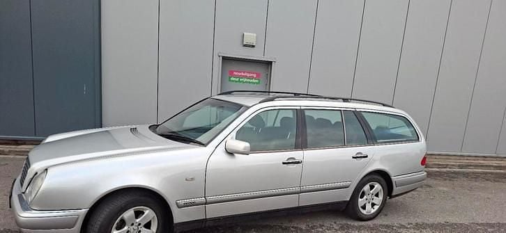 Gebruikt 1998 Mercedes E240 | € 4.550 - Afbeelding 1/4