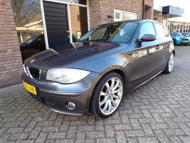Grijs Occasion 2005 BMW 120 Hatchback | € 3.499 (Eerlijke prijs) - Afbeelding 1/4