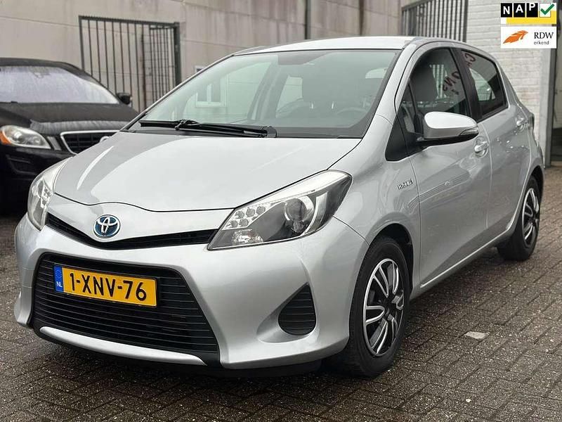 Grijs Occasion 2014 Toyota Yaris Hybrid Hatchback | € 8.799 (Goede deal) - Afbeelding 1/4