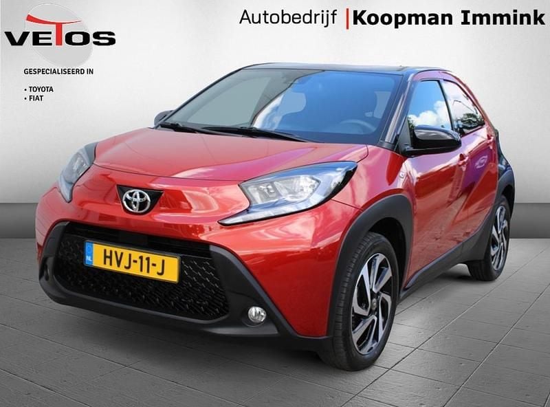 Rood Gebruikt 2023 Toyota Aygo Premium Hatchback | € 19.445 (Eerlijke prijs) - Afbeelding 1/4