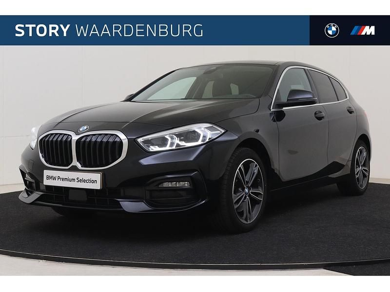 Zwart Occasion 2023 BMW 118 Sport Line Hatchback | € 24.750 (Eerlijke prijs) - Afbeelding 1/4