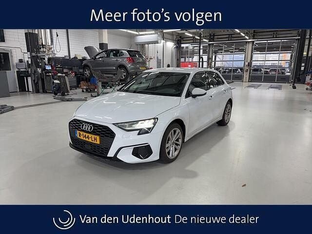 Wit Occasion 2022 Audi A3 Sportback Hatchback | € 22.450 (Goede deal) - Afbeelding 1/4
