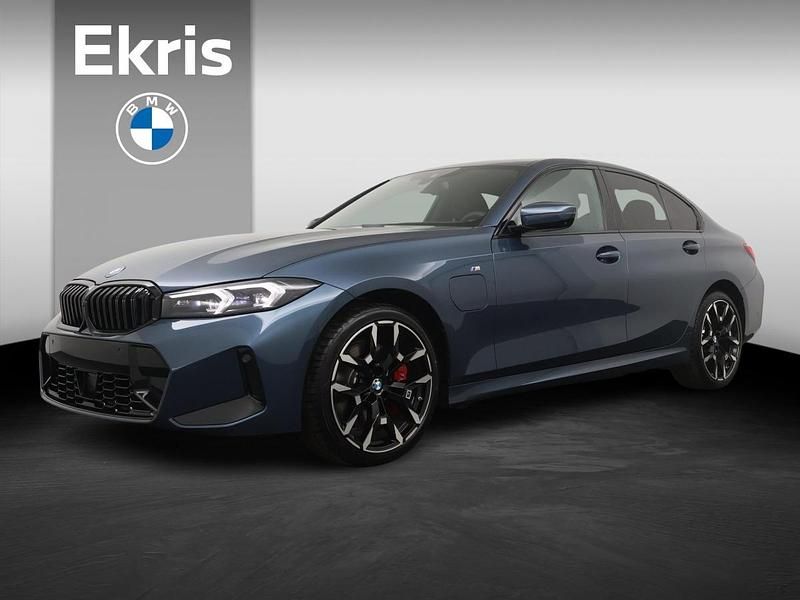 Arctic race blue metallic (c4f) (blauw metallic) Gebruikt 2025 BMW 330e Comfort Edition Sedan | € 72.471 - Afbeelding 1/4