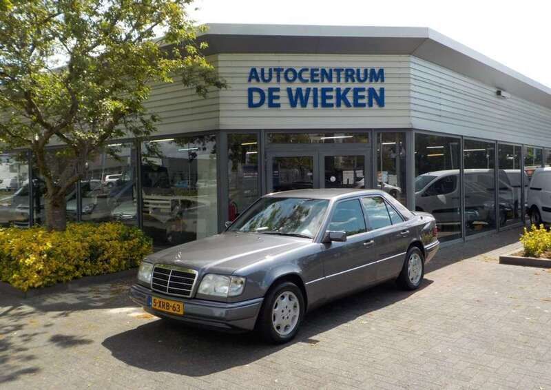 Grijs, metallic lak Gebruikt 1995 Mercedes E200 Sedan | € 9.945 - Afbeelding 1/4
