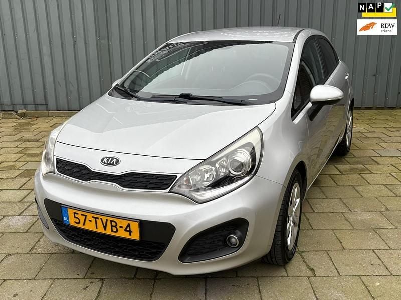 Grijs Occasion 2012 Kia Rio Plus Hatchback | € 4.650 (Eerlijke prijs) - Afbeelding 1/4